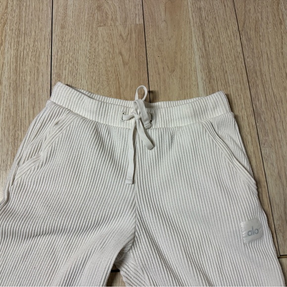 Alo Yoga Muse Sweatpant - Picture 5 of 9